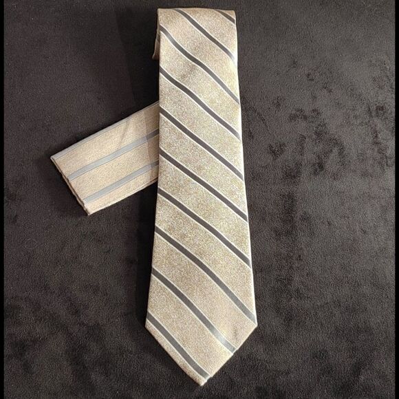 MEN'S STACY ADAMS TIE AND POCKET SQUARE SET. - Picture 1 of 5